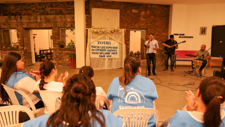 Turistas, peregrinos y artistas acompañaron las propuestas alusivas a la devoción mariana, en los atractivos de la ciudad