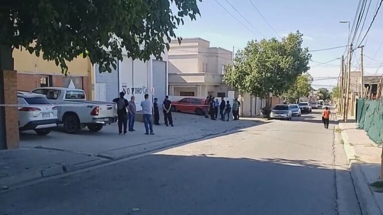 Robaron en una distribuidora y murieron al caer del techo cuando escapaban
