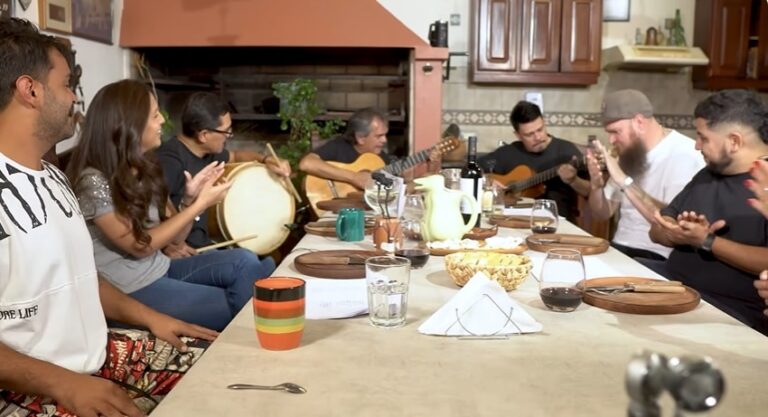 Los Nocheros compartieron una guitarreada con artistas catamarqueños para despedir el año
