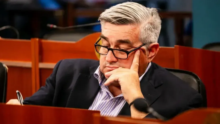 Acuña desafió al oficialismo a demostrar que tomó deuda durante su gestión