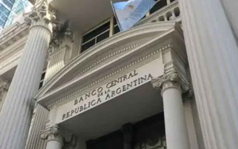 El Banco Central volvió a comprar dólares y el tipo de cambio oficial cerró en baja