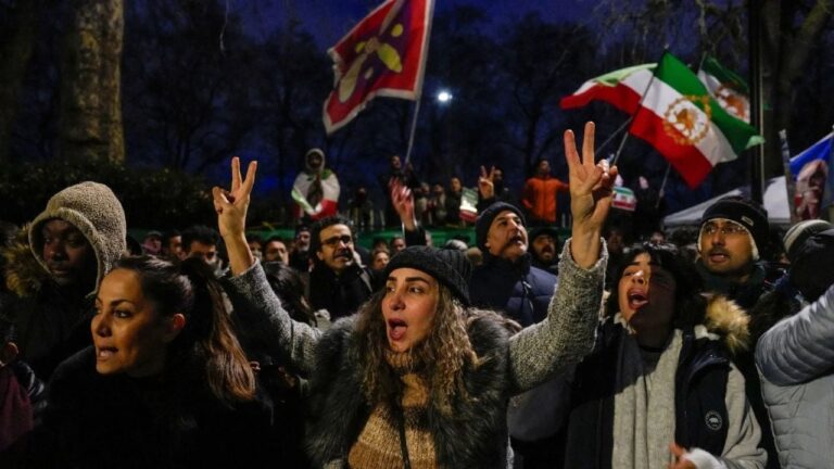 Escala la crisis en Irán: una ONG denuncia casi 2.000 muertos tras 16 días de protestas