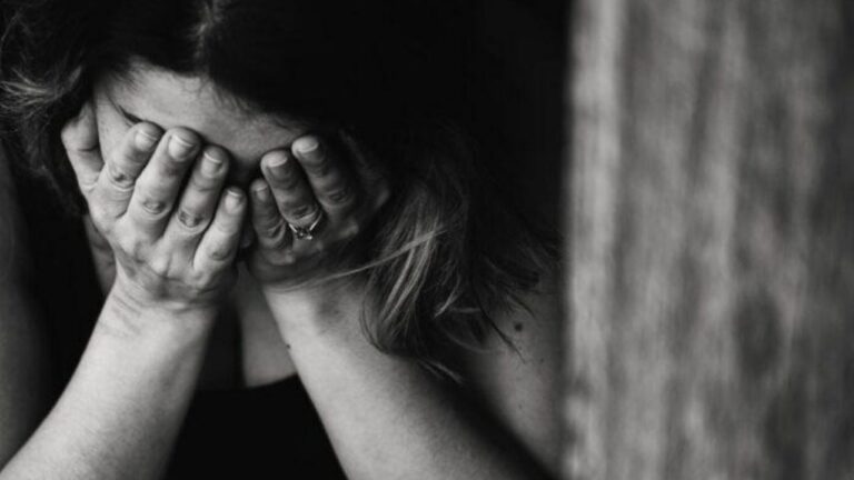 Un adolescente golpeó a su madre e intentó prenderle fuego a la casa