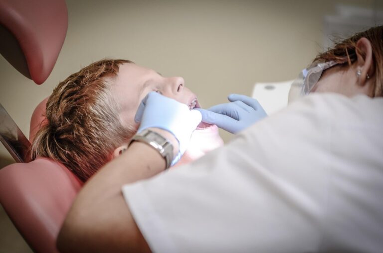 Salud bucal en vacaciones: 8 consejos clave para cuidar tus dientes y encías