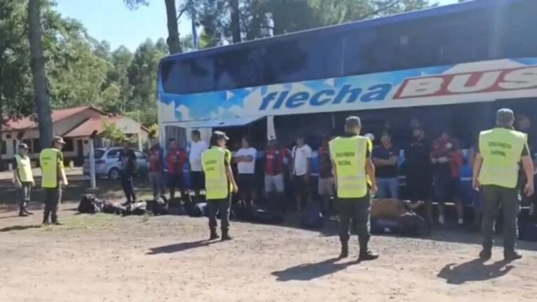 Hallaron drogas y un arma cargada en un micro de hinchas de San Lorenzo en Gualeguaychú