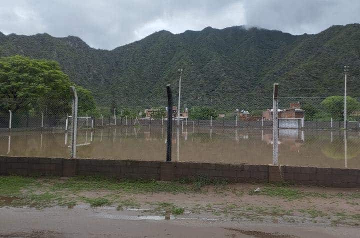 Una laguna o una cancha? La abundante lluvia que cayó hizo suspender un partido del Provincial femenino