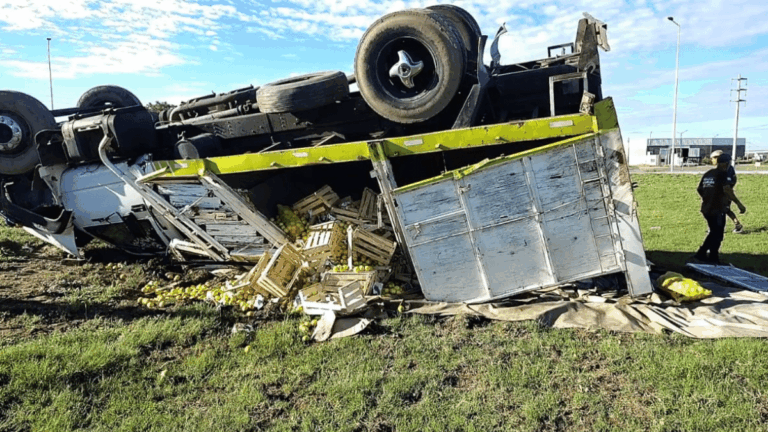 Tremendo vuelco de un camión en avenida Bicentenario