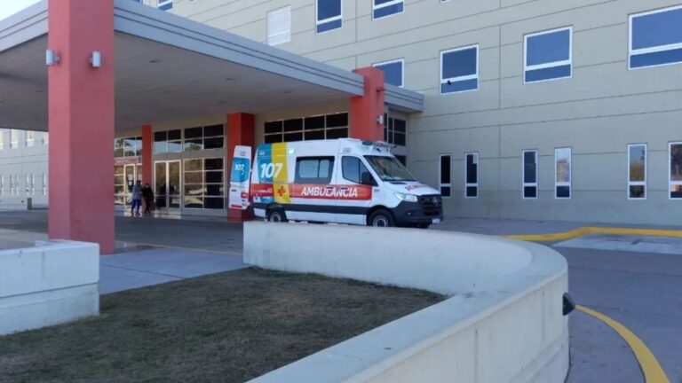 Milagro en San Juan: policías salvaron a un bebé tras un parto de urgencia en un inodoro