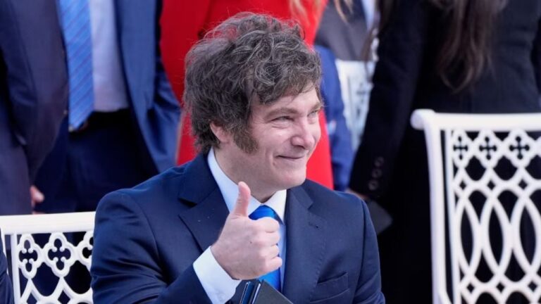 El Presidente viajaría a fines de febrero y se reuniría con Alfredo Cornejo tras su respaldo a la reforma laboral