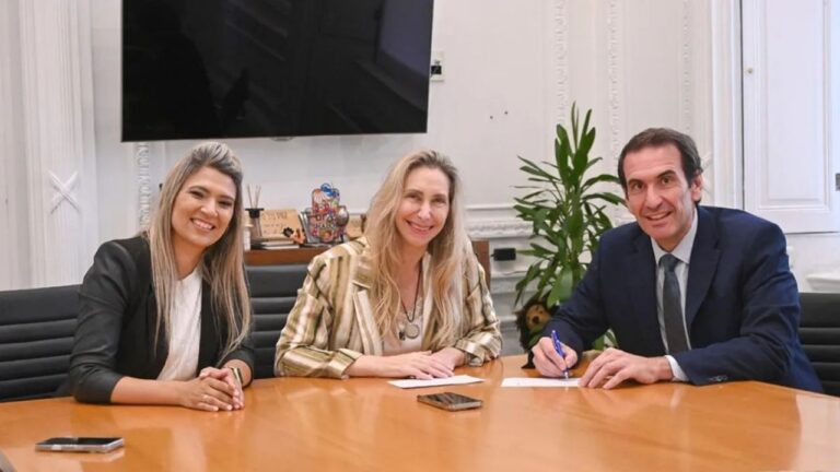 El senador neuquino oficializó su ingreso a LLA en un acto junto a Karina Milei