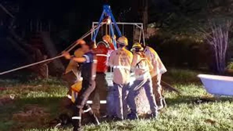 Un hombre se lanzó dentro un aljibe para salvar a su hija