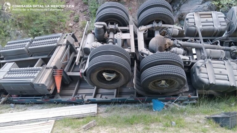 Camión que transportaba cal volcó en la Cuesta El Totoral