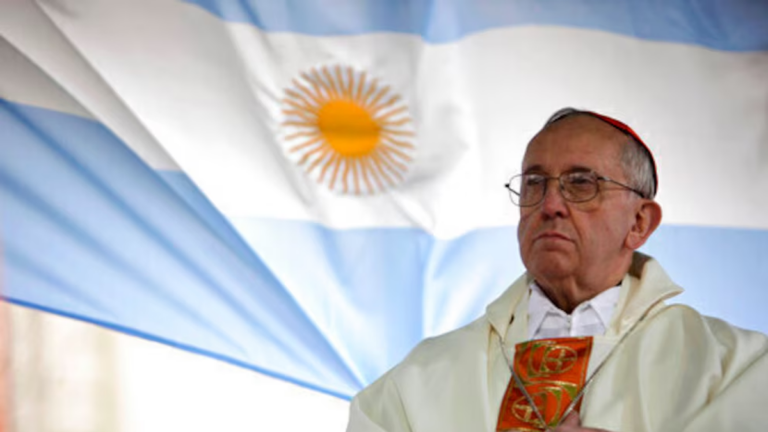 El colaborador más íntimo del Papa reveló por qué Francisco nunca volvió al país