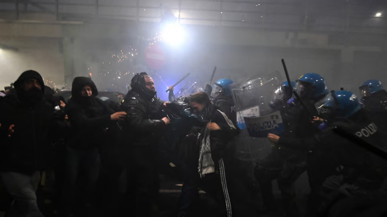 Graves incidentes y disturbios en Milán durante una protesta contra los Juegos Olímpicos de Invierno