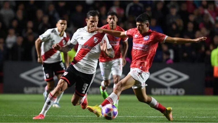 Argentinos Juniors le gana a River en el entretiempo y Marcelo Gallardo fue expulsado