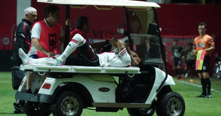 Video: con una férula en su pierna, así salió Portillo de la cancha de Argentinos después de la fuerte lesión que lo sacó de la cancha