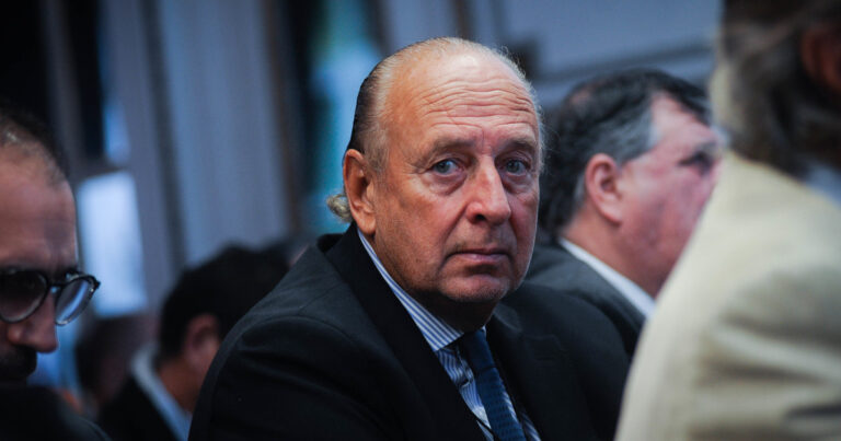 Los socios de José Luis Manzano avanzan en la compra de las estaciones de Shell por US$ 1.600 millones, pero la operación podría demorarse