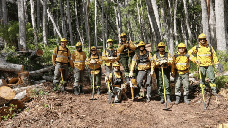 Brigadistas catamarqueños continúan combatiendo el fuego en la Patagonia