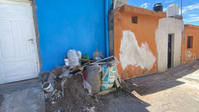 Reclaman que su vecino acumula basura en la vía pública