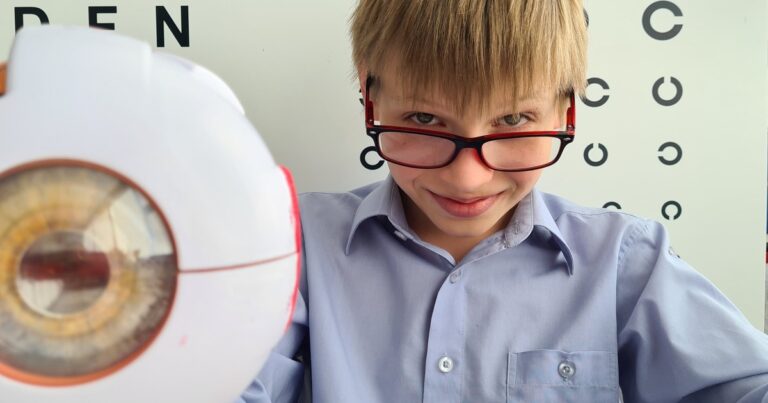 La miopía se dispara y se instaló un mito sobre una causa que la provoca pero en realidad hace bien