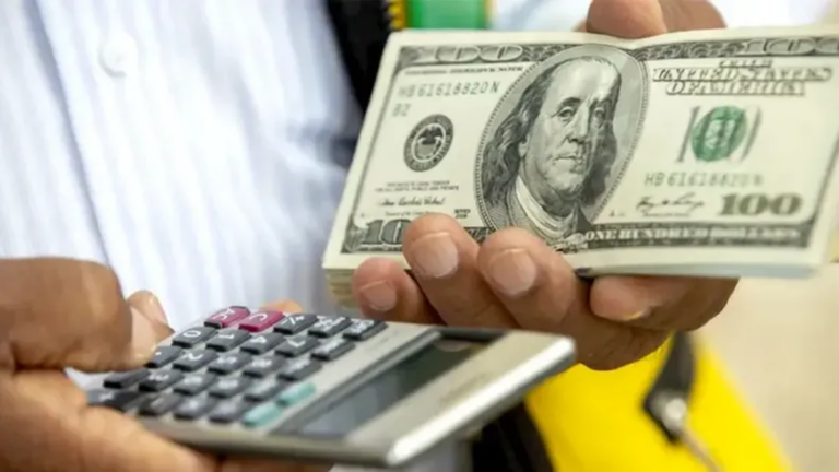 El dólar volvió a caer en el arranque de marzo y cerró arriba de los $1.400