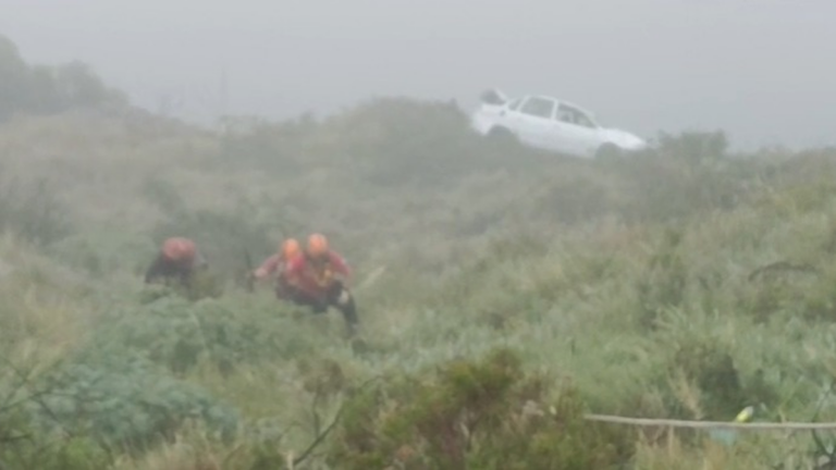 Milagro en la Cuesta del Portezuelo: un auto cayó 50 metros y el conductor salió ileso