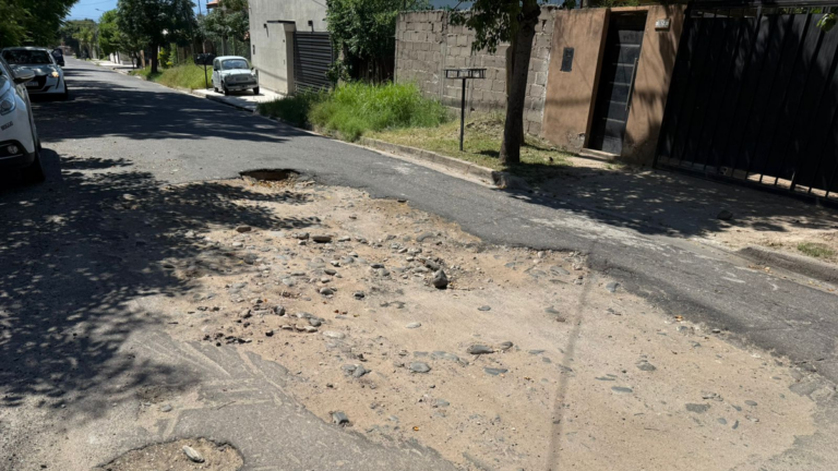 Vecinos de barrio Achachay reclaman la reparación de un peligroso bache