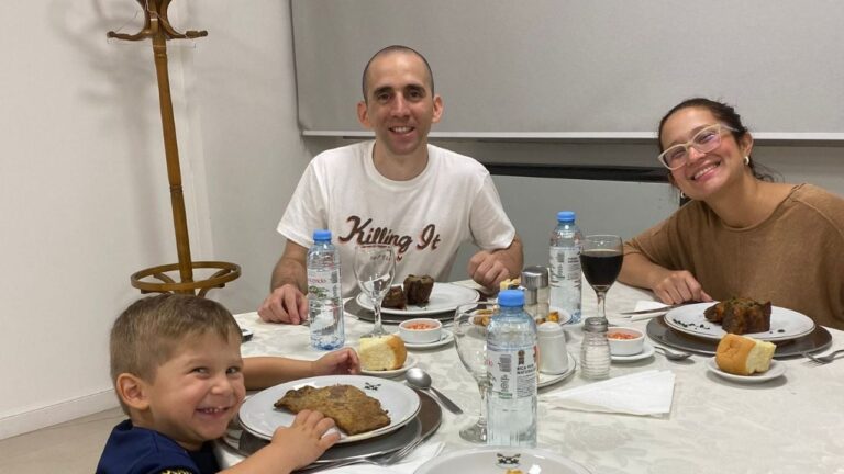 Nahuel Gallo cenó con su familia por primera vez después de 448 días