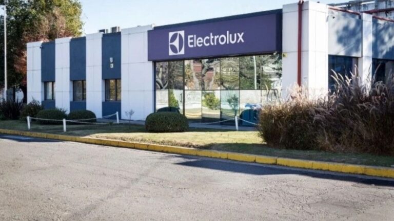 Electrolux pasó de 700 a 200 empleados y lanzó nuevo plan de retiros voluntarios