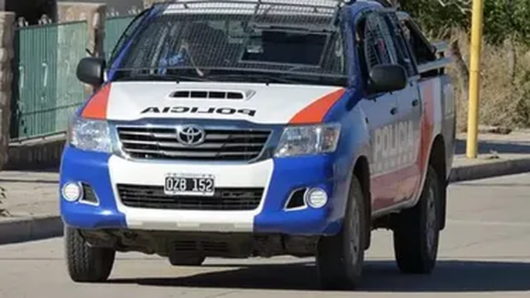 Se cambió de escuela sin autorización y fue atacado con un cuchillo por su madre