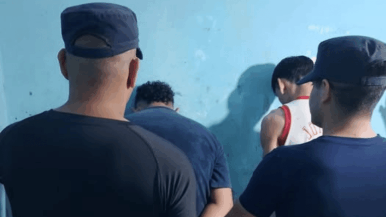 Tres jóvenes fueron aprehendidos tras arrojar piedras contra policías y una casa en la Capital