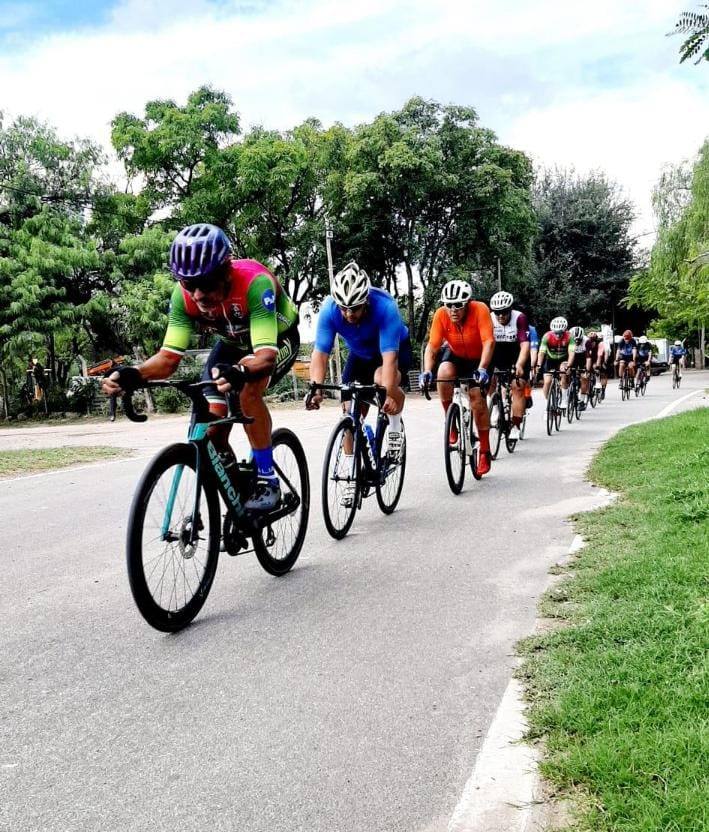 Gran Premio homenaje a Adán Quiroga en ciclismo libre
