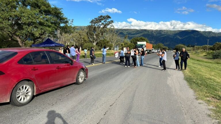 Docentes Autoconvocados cortan la Ruta 38 en reclamo de una recomposición salarial