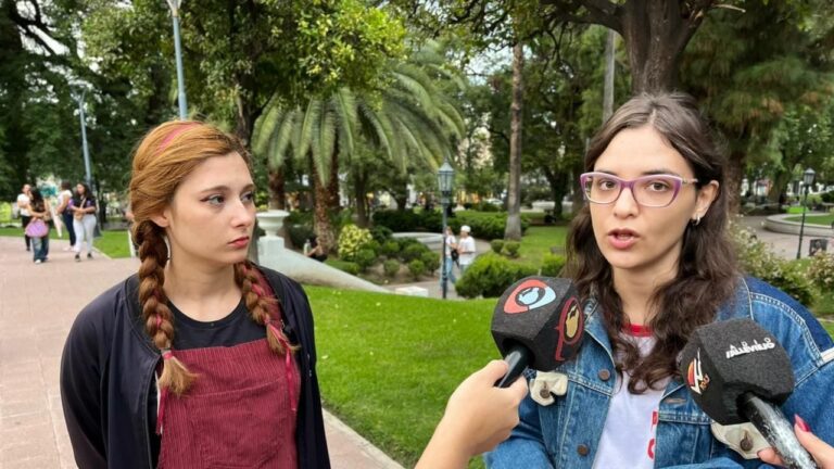 8M Movilización y radio abierta en la plaza 25 de Mayo