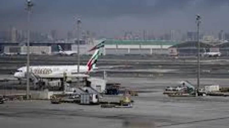 Cayeron dos drones cerca de aeropuerto de Dubái: cuatro heridos