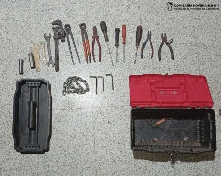 Capital: vio a la Policía, abandonó una caja de herramientas y terminó aprehendido