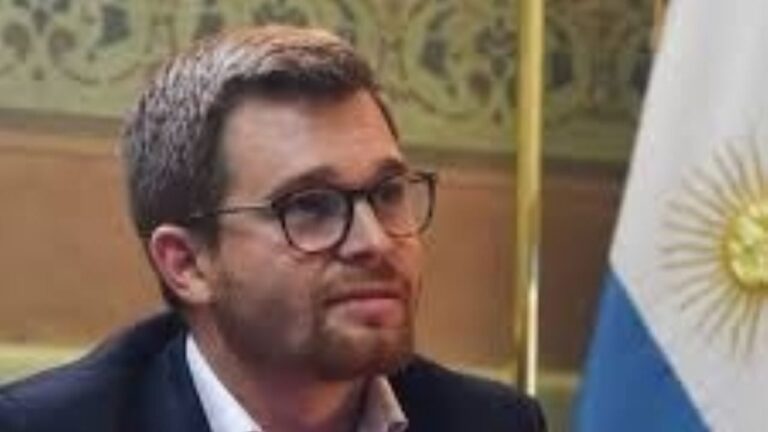 Diputado nacional Nicolás Massot durante una declaración a la prensa.