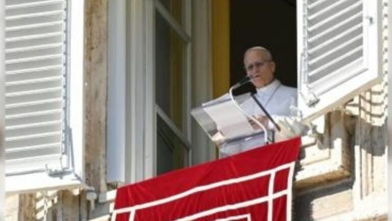 El Papa León XIV dirigiendo el rezo del Regina Caeli en la Plaza de San Pedro ante miles de fieles.