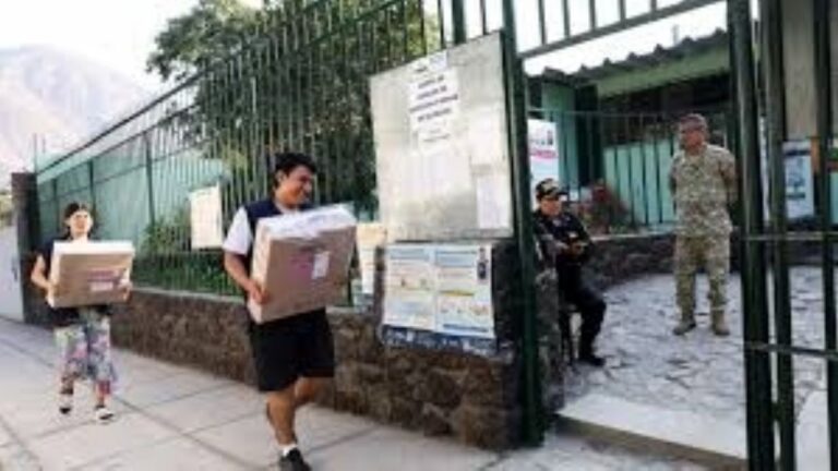 Personas haciendo fila para votar en un centro de votación en Perú.
