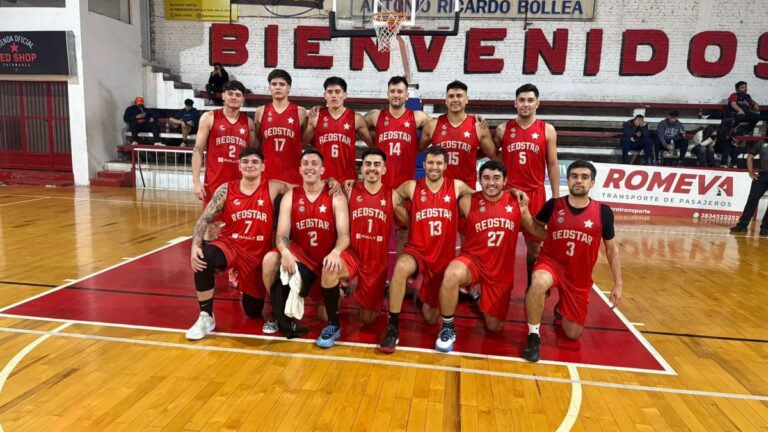 Partido de básquet entre Red Star BBC y Ateneo Mariano Moreno en el estadio Antonio Ricardo Bollea