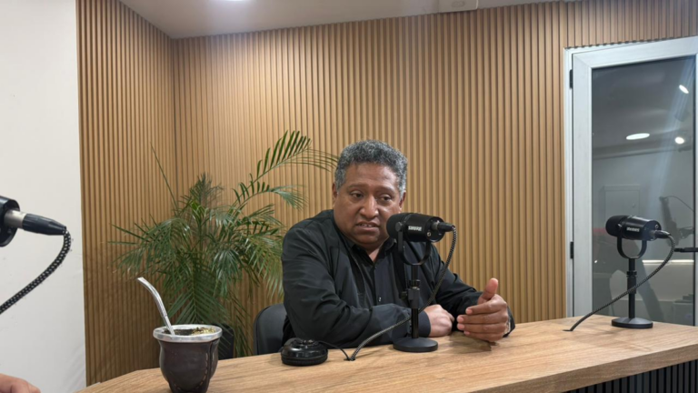 Intendente Mario Cusipuma dialogando sobre el conflicto escolar en la Puna