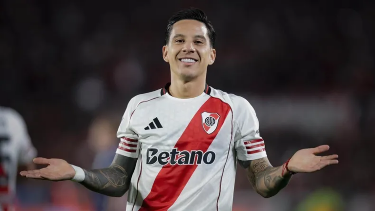 Jugadores de River Plate celebrando un gol en el Monumental durante el partido contra Gimnasia