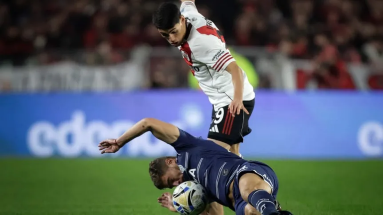 Jugadores de River Plate celebrando un gol ante Gimnasia en el Monumental