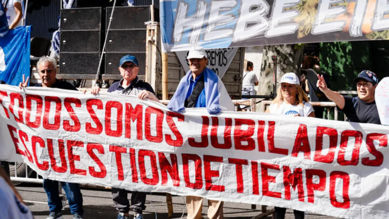 Personas mayores en una plaza de Catamarca, representando a los jubilados afectados por el desfinanciamiento del sistema previsional