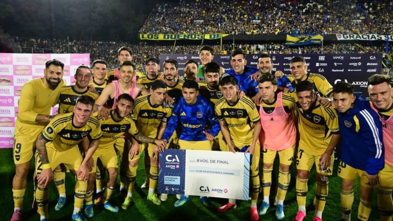 Jugadores de Boca festejan un gol ante Sarmiento en el estadio Marcelo Bielsa