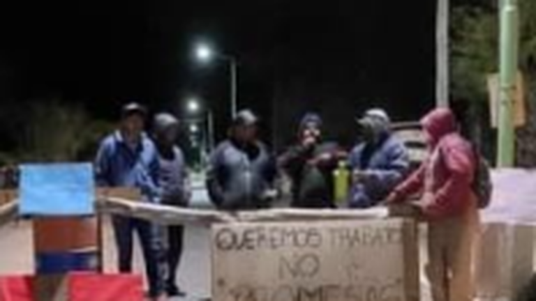 Cartel con la consigna Queremos trabajo no promesas en un corte de la Ruta 40 en El Desmonte
